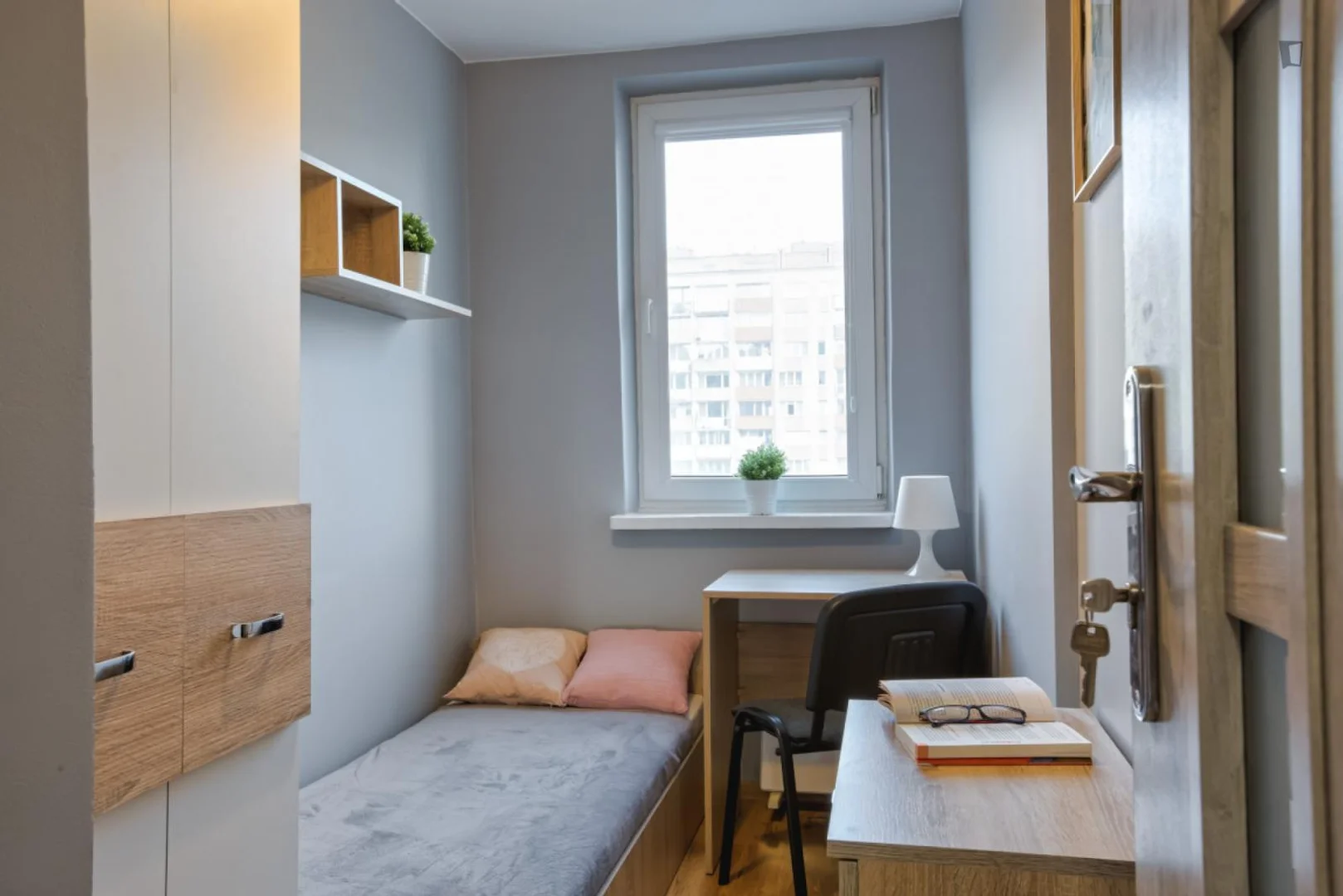 Habitación estudiantil funcional perfecta para estudiar en 