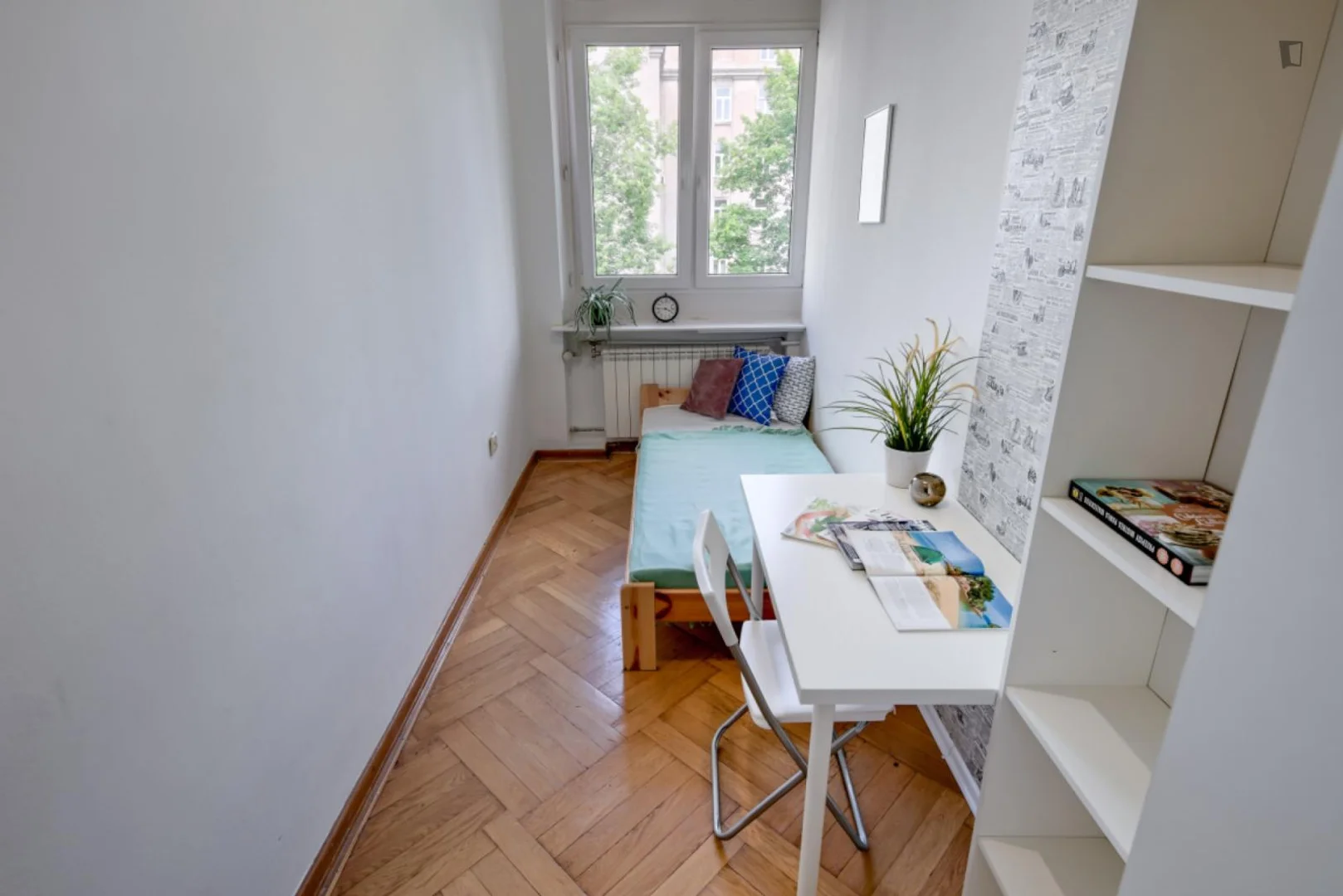 Habitación estudiantil funcional perfecta para estudiar en 