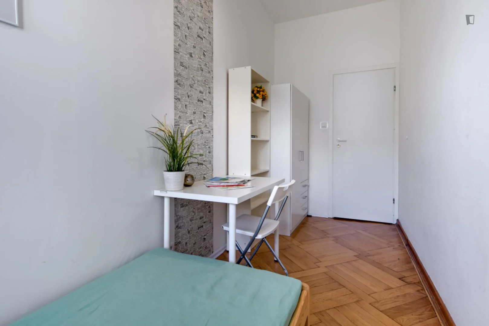 Habitación estudiantil luminosa y aireada con fácil acceso a la universidad en 
