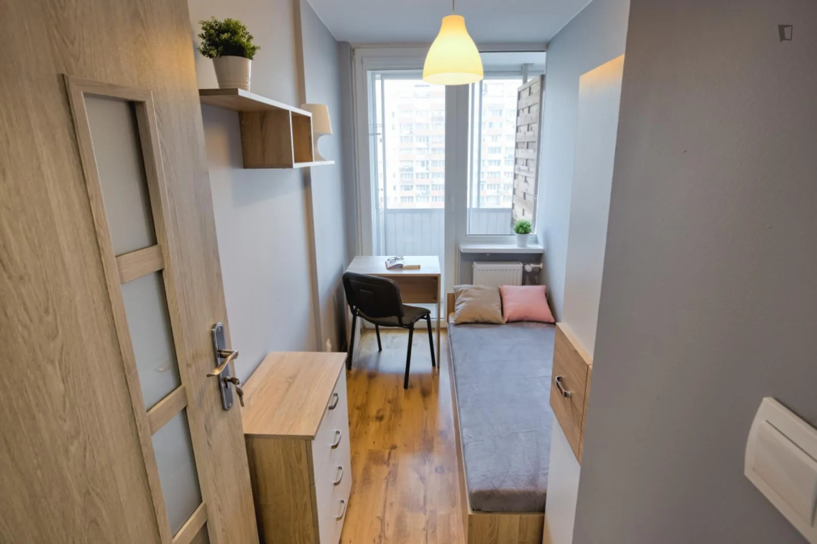 Habitación para estudiantes en  con área de estudio y facilidades compartidas