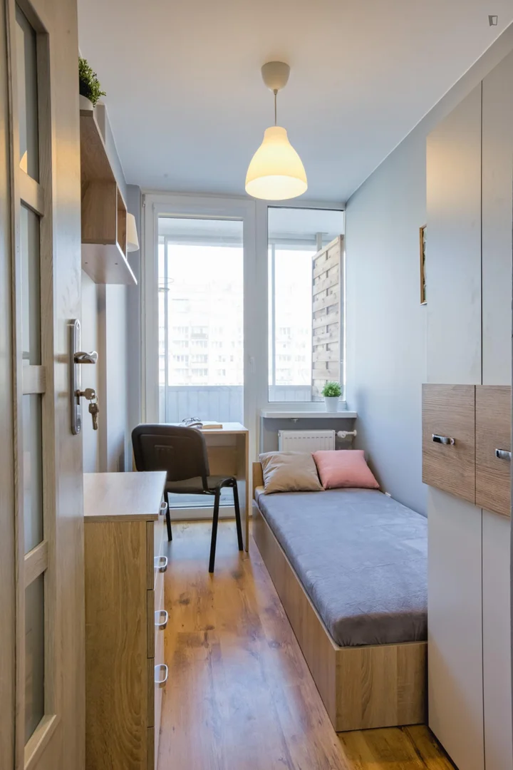 Habitación estudiantil amplia y cómoda en 