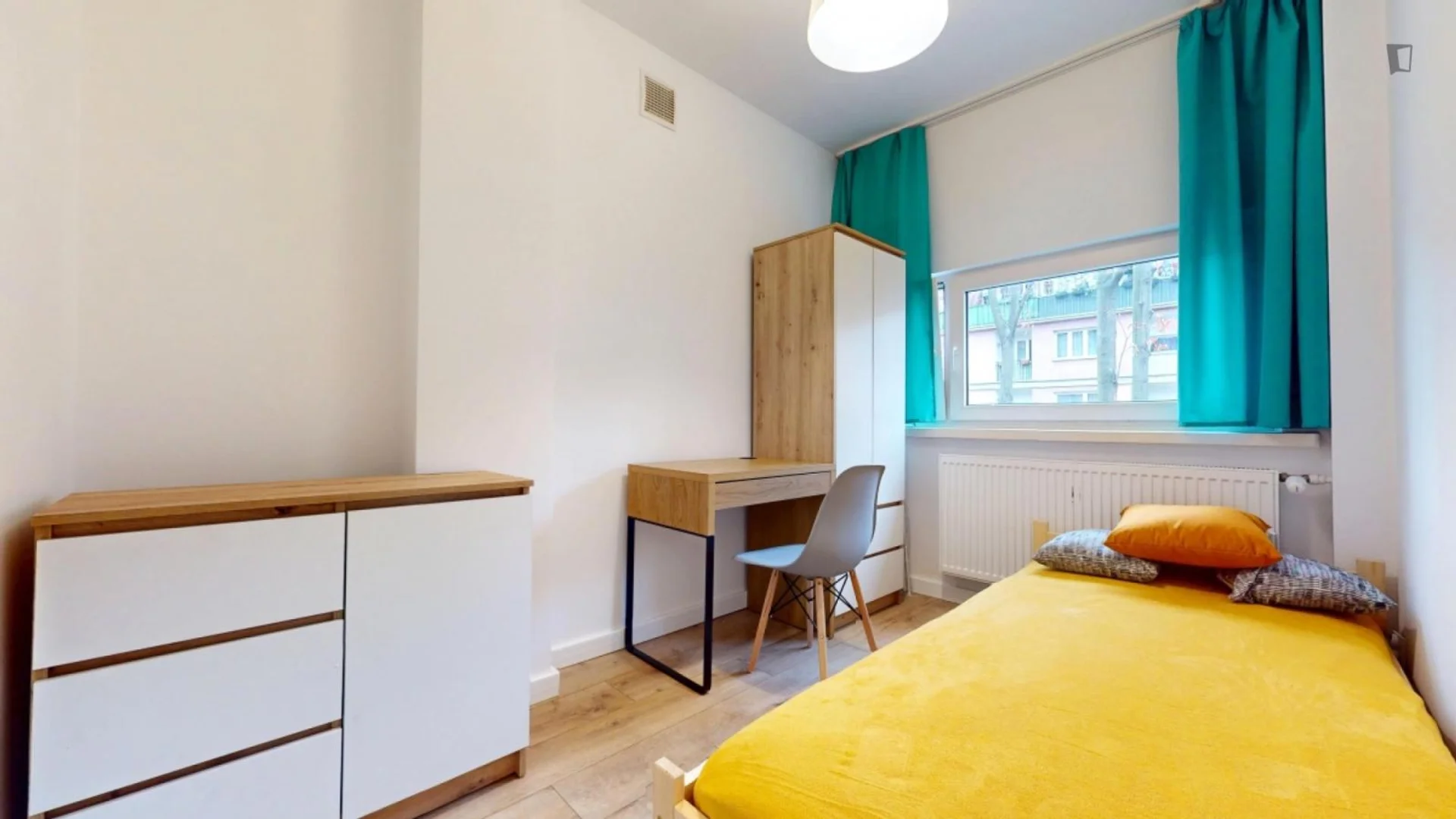 Habitación estudiantil luminosa y aireada con fácil acceso a la universidad en 