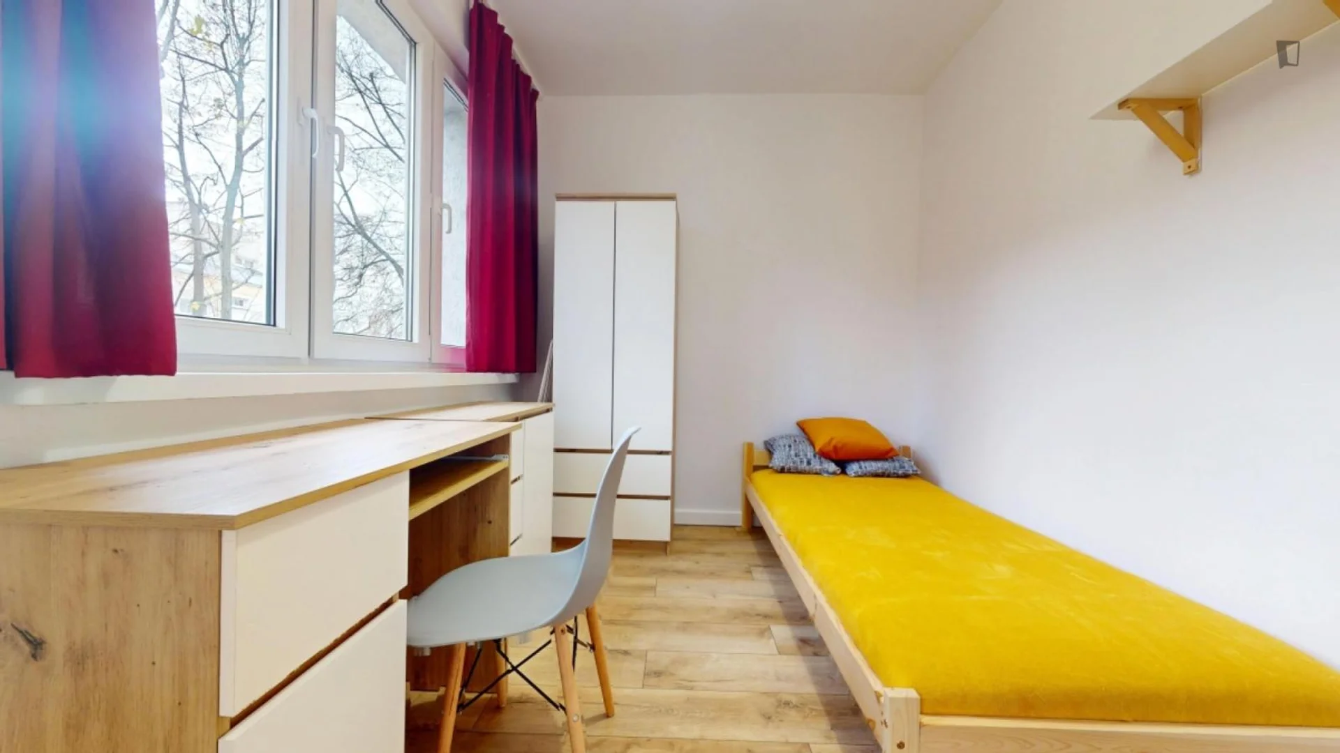Habitación estudiantil funcional perfecta para estudiar en 