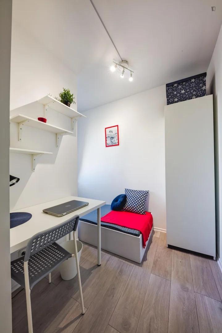 'de öğrenci dairesinde, tamamen mobilyalı kiralık oda
