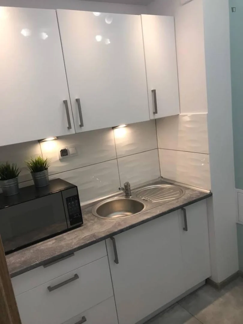 'da öğrenciler için yeterli aydınlatmaya sahip uygun fiyatlı oda