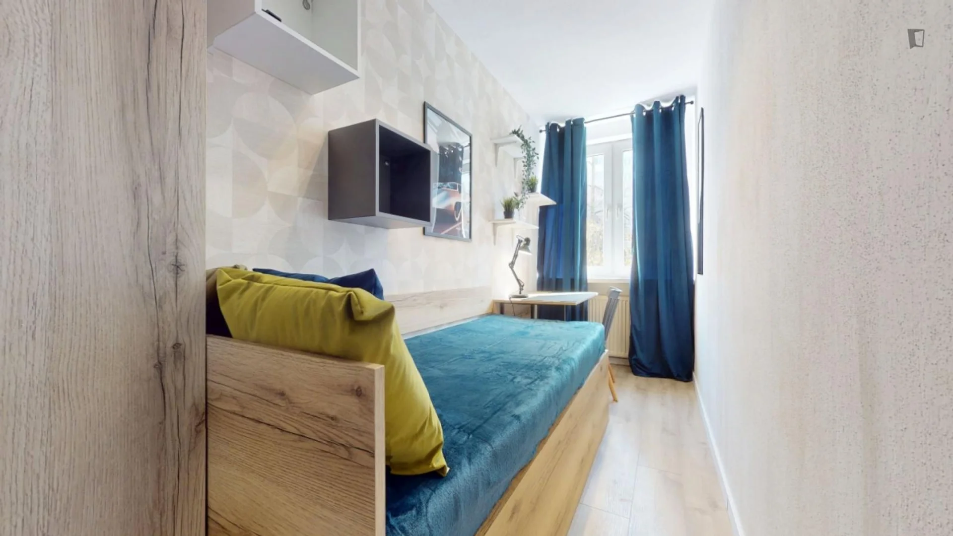 Habitación estudiantil luminosa y aireada con fácil acceso a la universidad en 