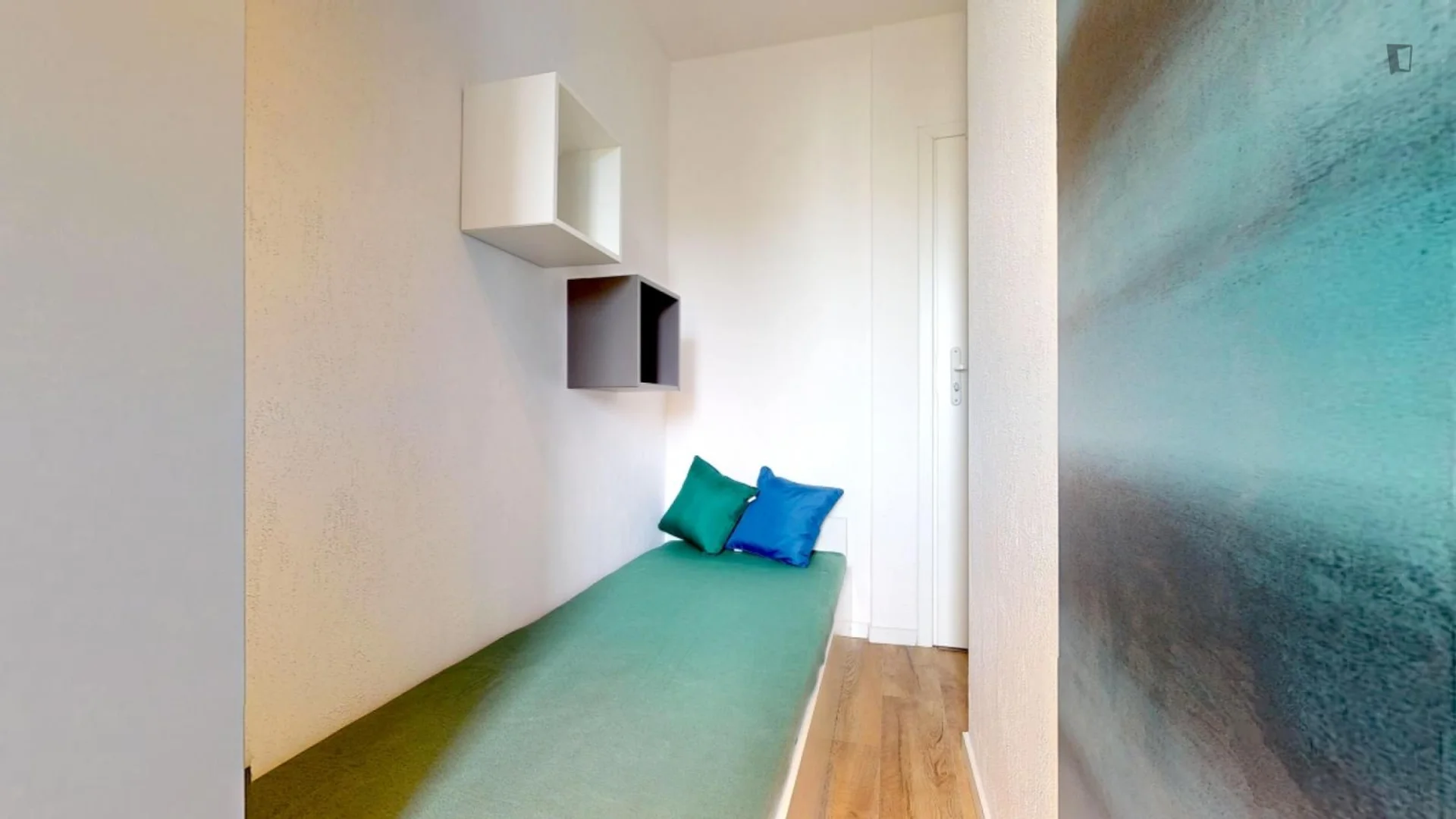 Habitación estudiantil funcional perfecta para estudiar en