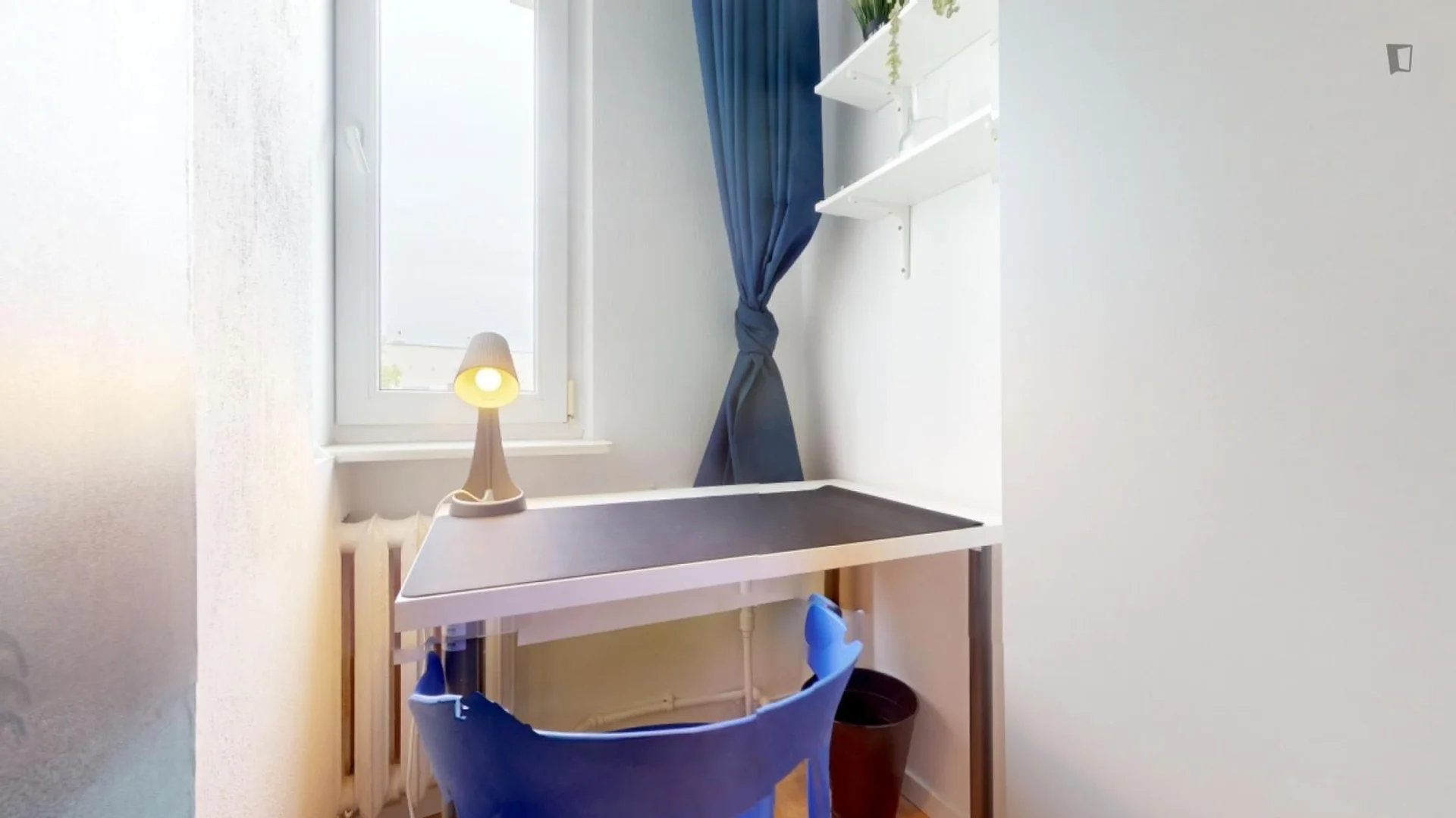 Habitación estudiantil luminosa y aireada con fácil acceso a la universidad en