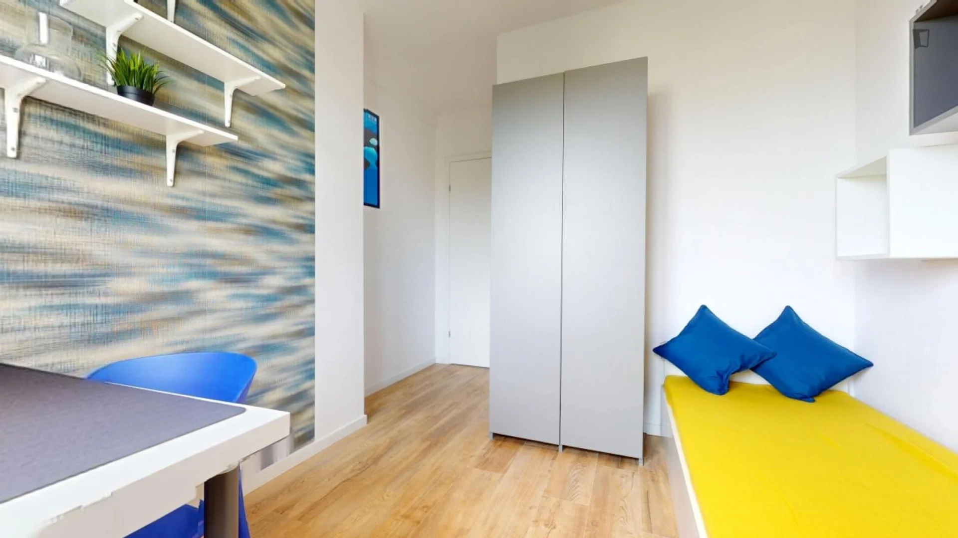 Habitación estudiantil funcional perfecta para estudiar en 