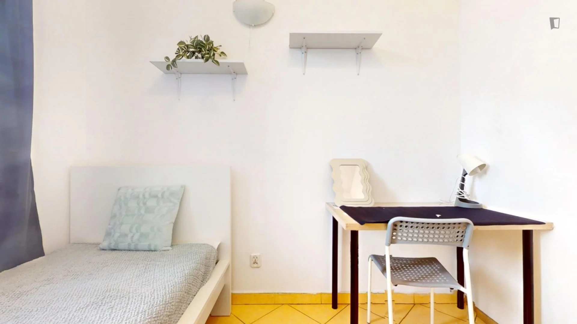 Chambre confortable pour étudiants disponible dans 