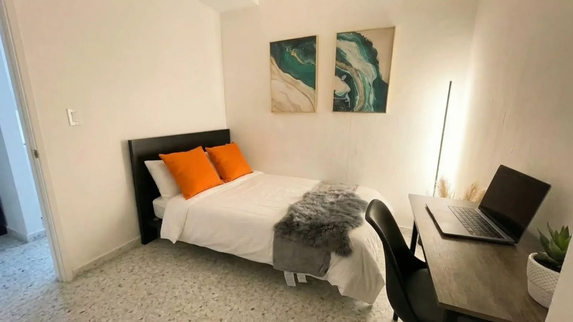 Funktionelles Studentenzimmer perfekt zum Studieren in 