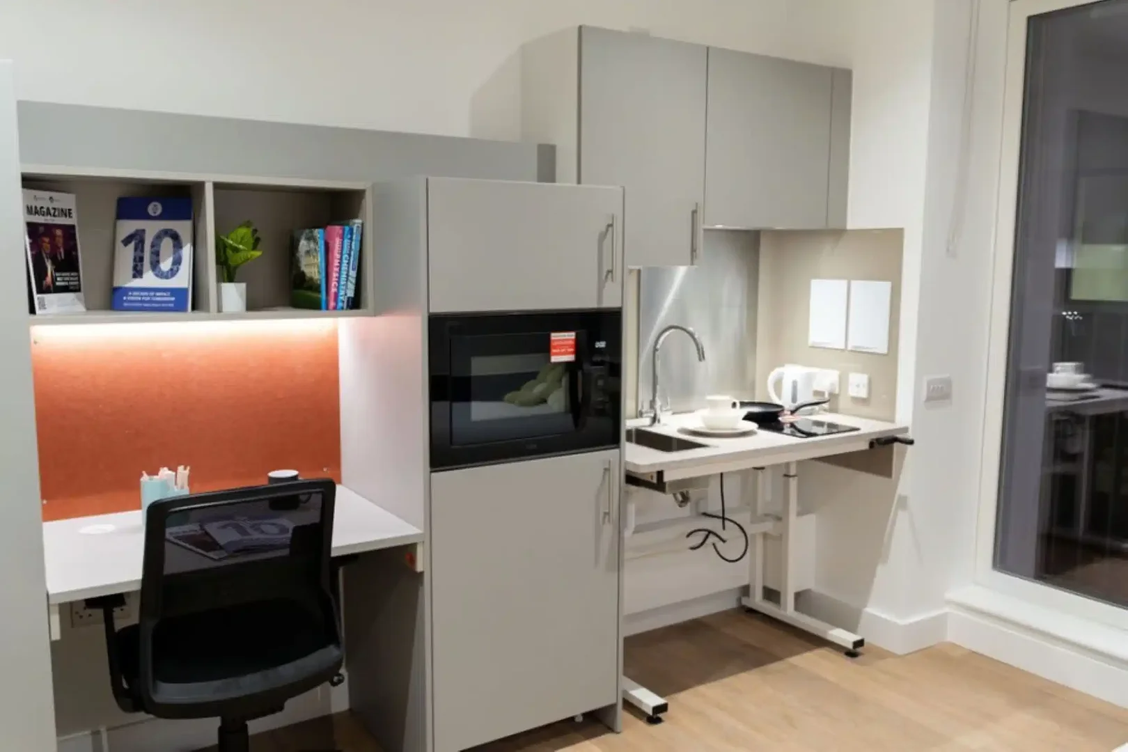 Monolocale minimalista per studenti in con layout efficiente