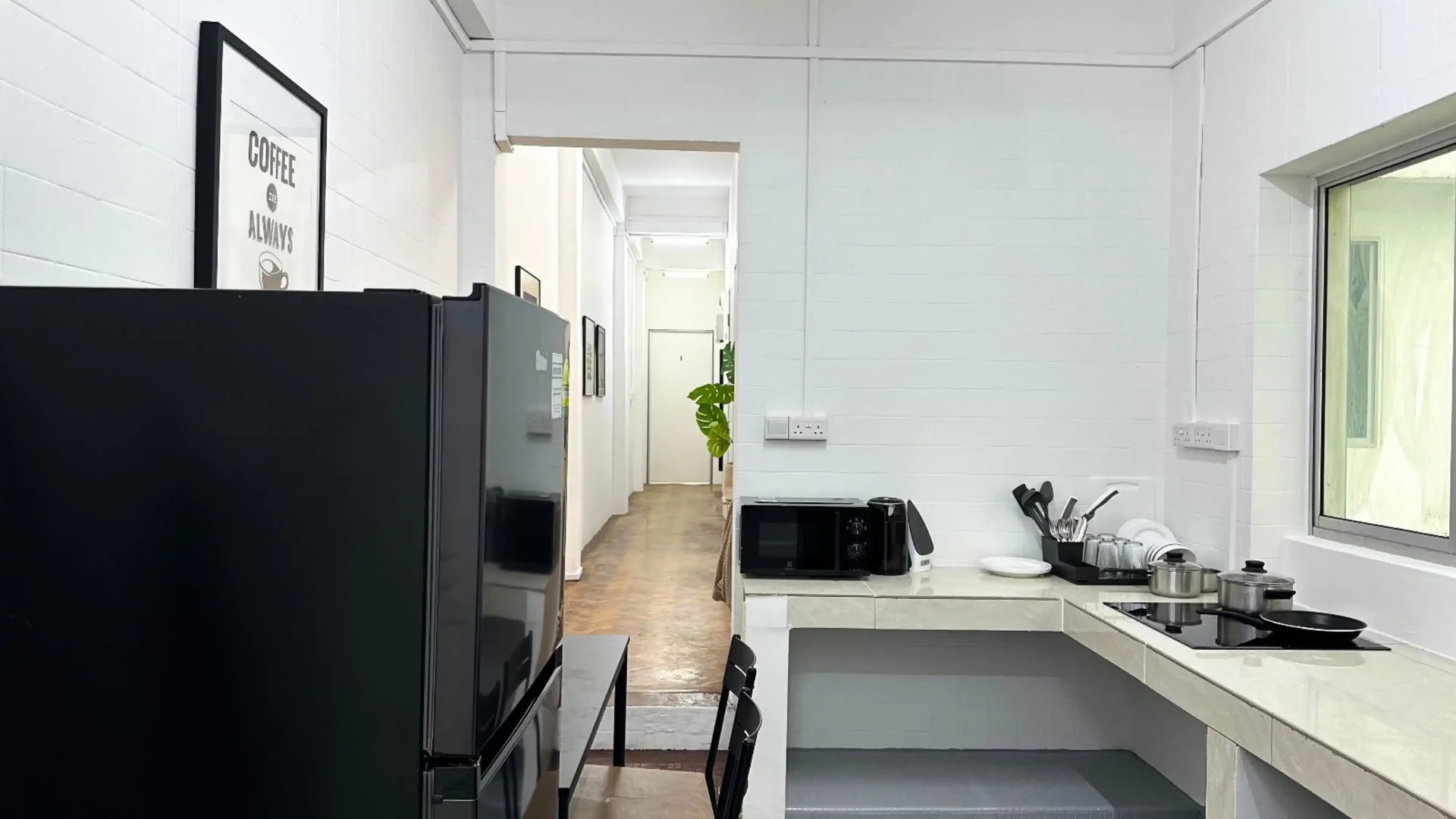 Studentenzimmer in mit Arbeitsbereich und Gemeinschaftseinrichtungen