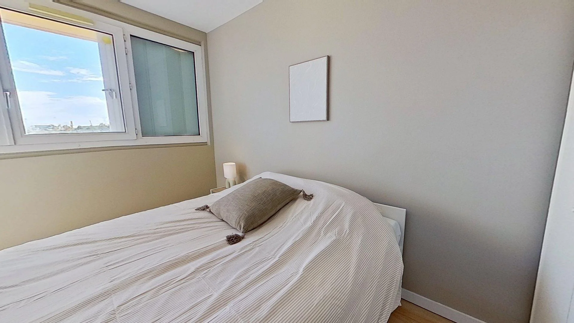 Student-friendly room in with modern amenities