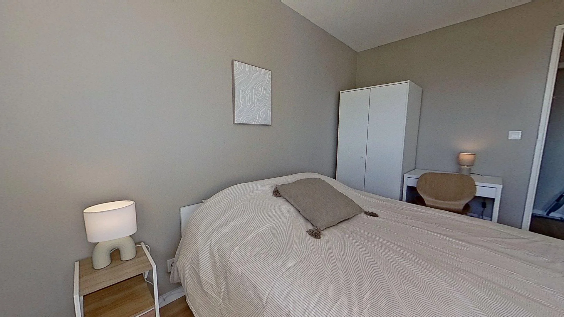 Bright and airy student room with easy university access in