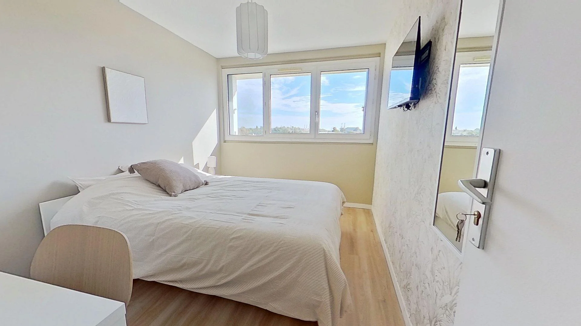 Bright and airy student room with easy university access in