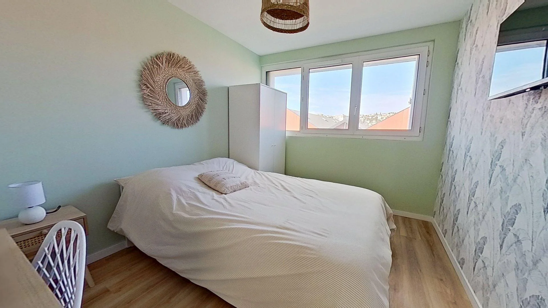 Economical student room with convenient location in