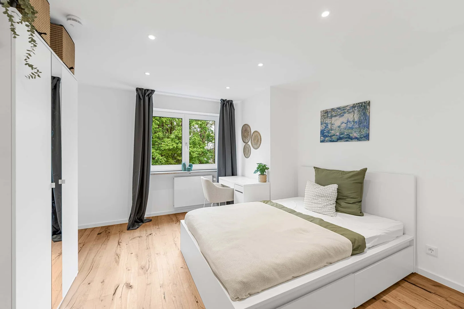 Quarto acessível para estudantes com iluminação ampla em 