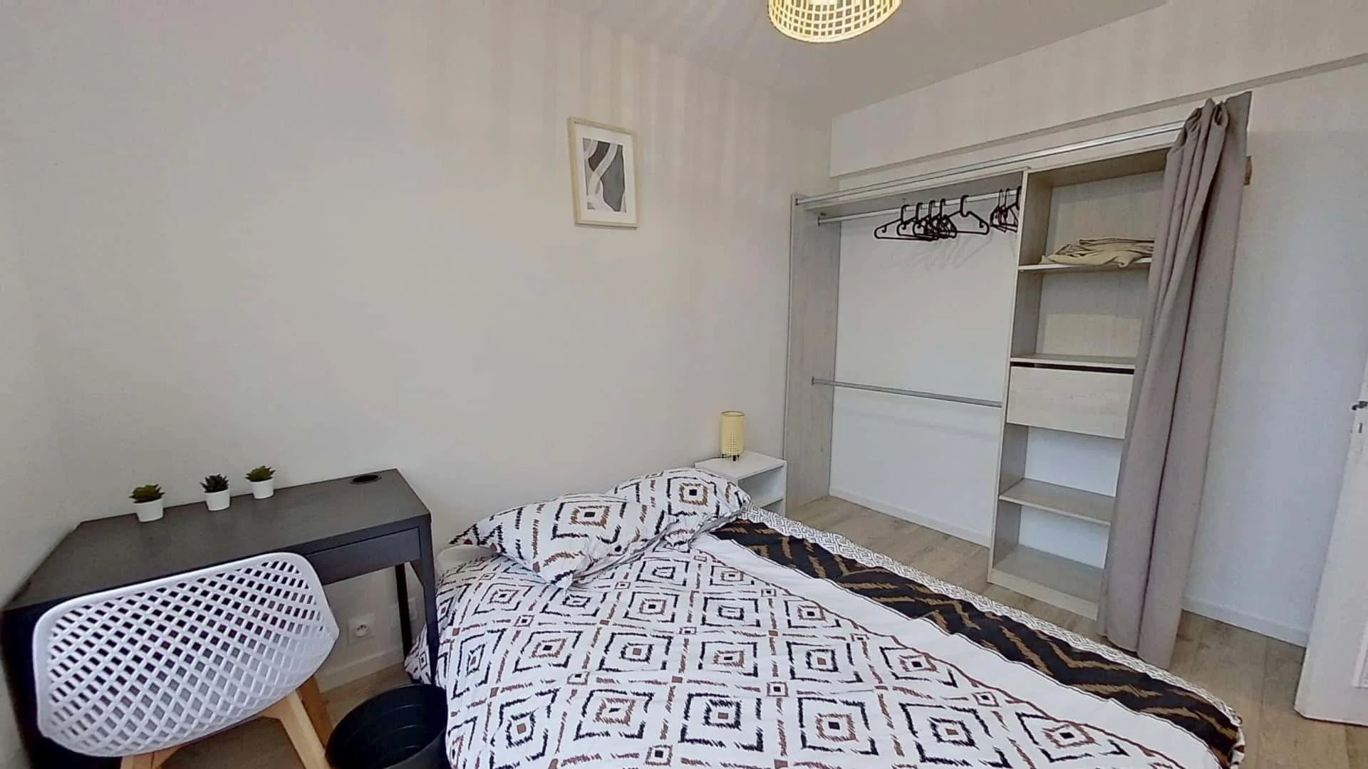 Chambre confortable pour étudiants disponible dans 