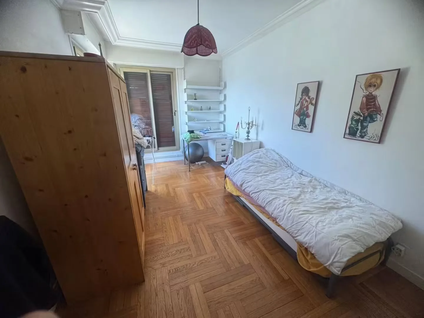Functional student room perfect for studying in 