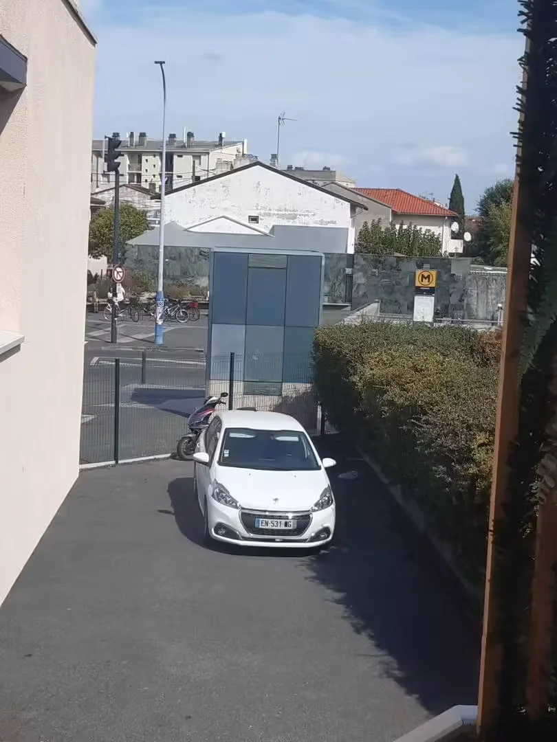 Pokój studencki w  z miejscem do nauki i wspólnymi udogodnieniami