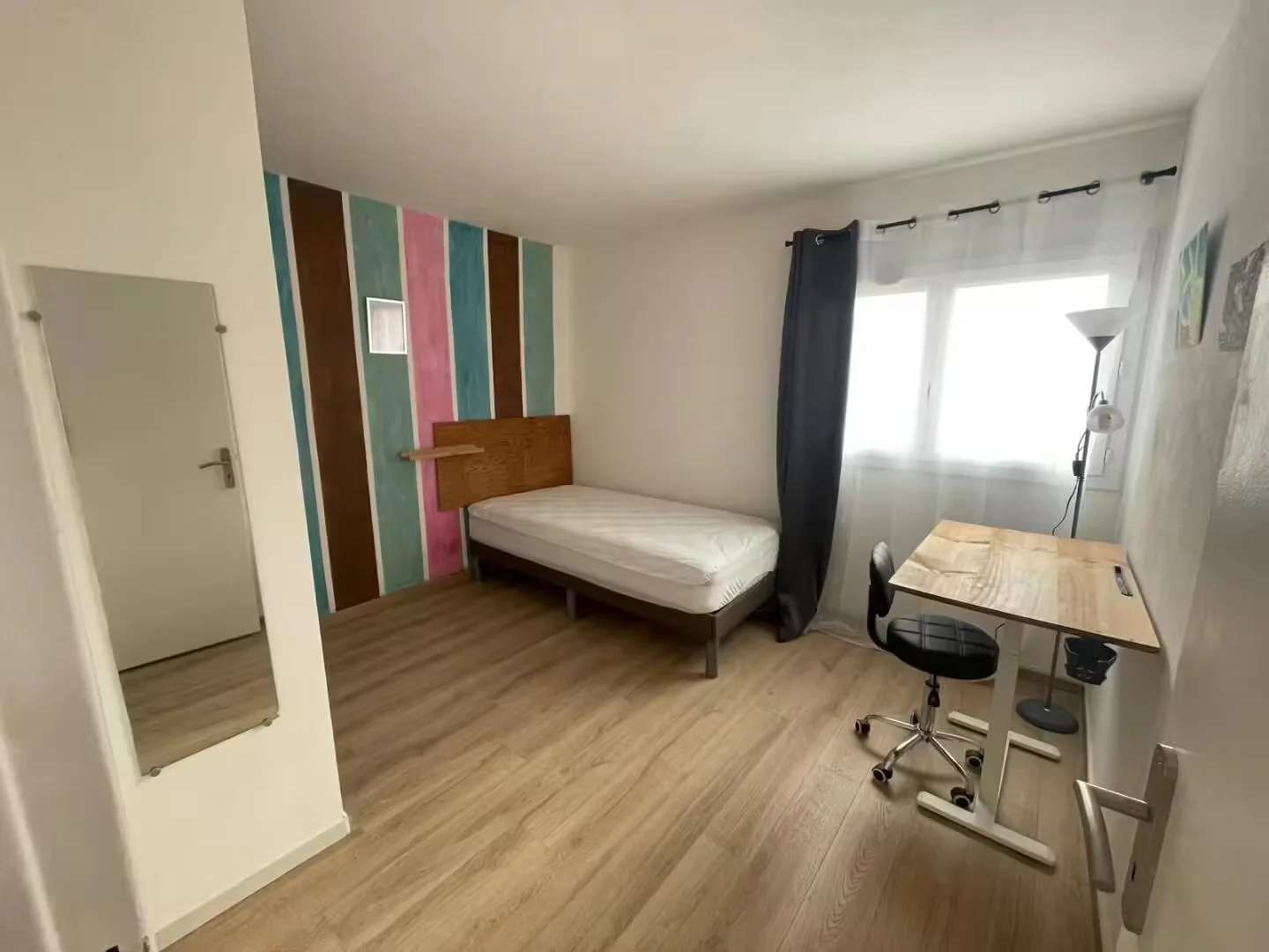 Niedrogi pokój dla studentów z dużym oświetleniem w 