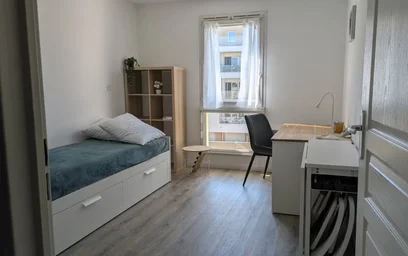 Habitación privada muy luminosa en {area}