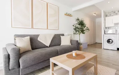 Bright private room in {area}