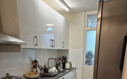 Bright private room in {area}