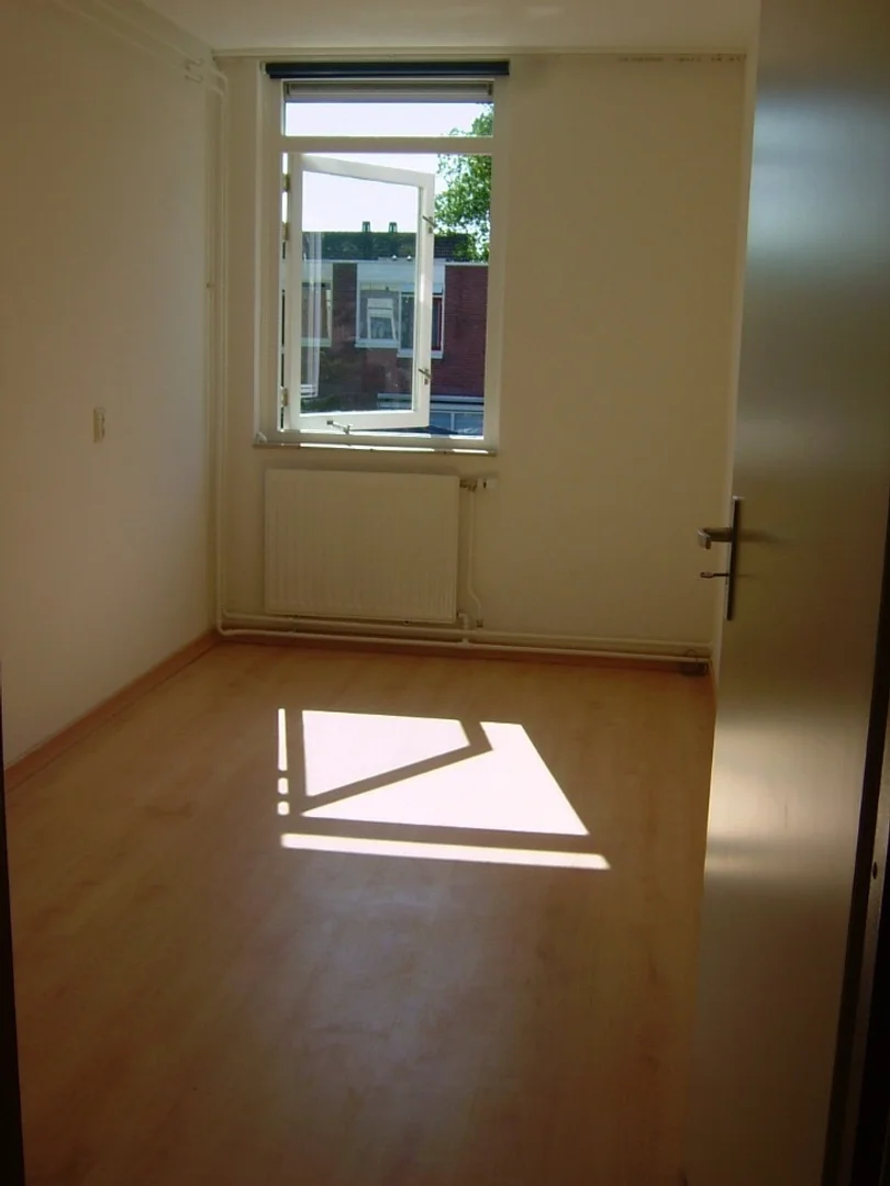 Chambre d'étudiant à  avec espace d'étude et installations communes