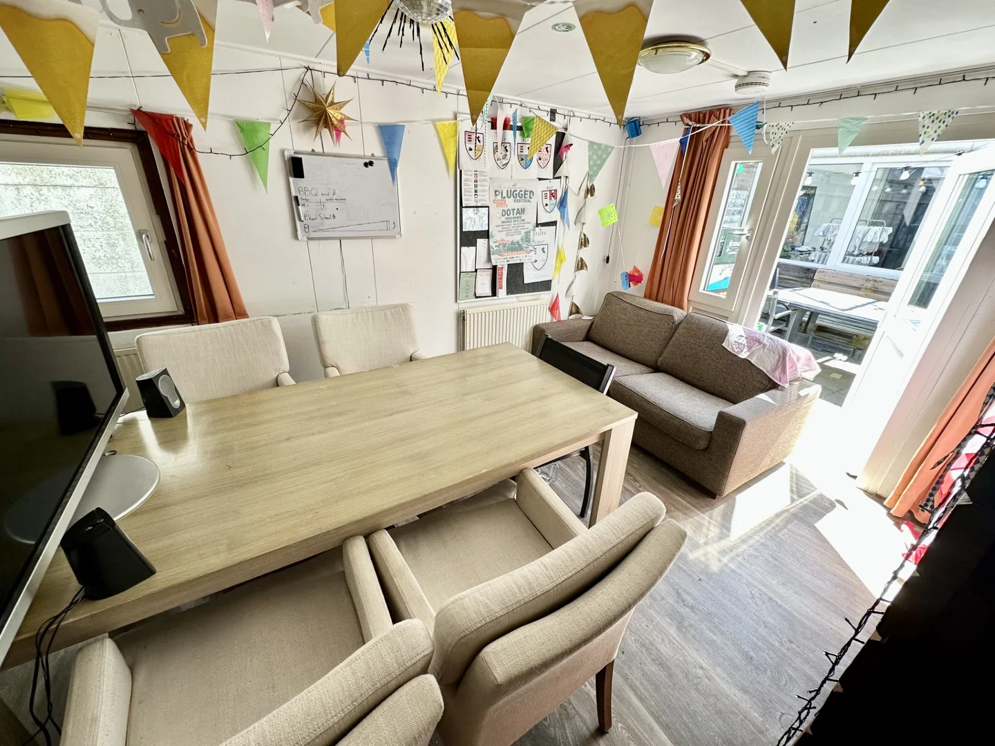 Habitación estudiantil luminosa y aireada con fácil acceso a la universidad en 