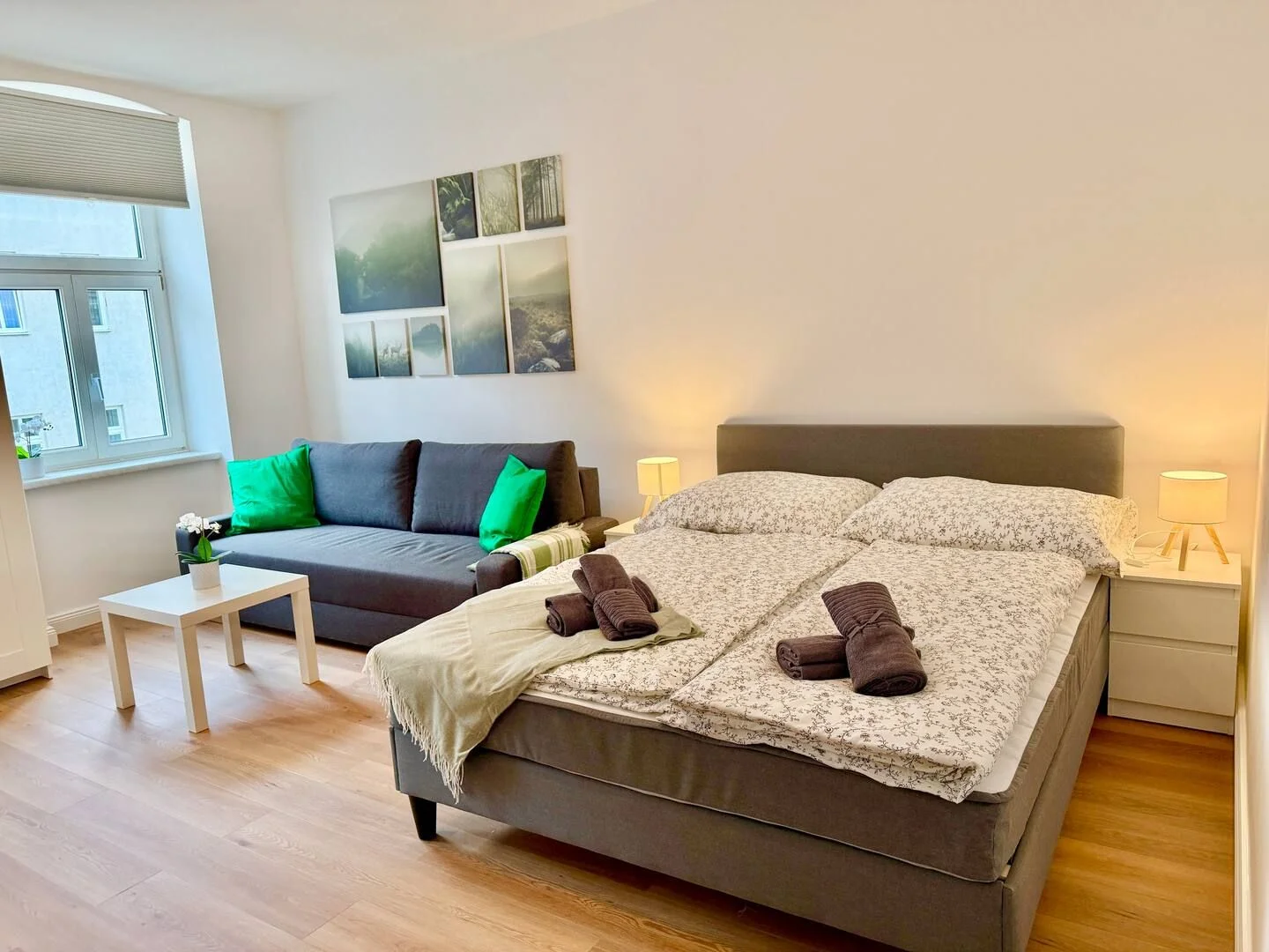 Quarto acessível para estudantes com iluminação ampla em 