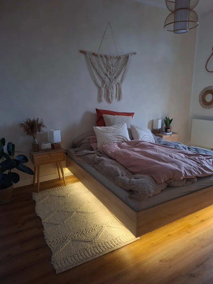 Quarto de estudante em  com área de estudo e instalações partilhadas