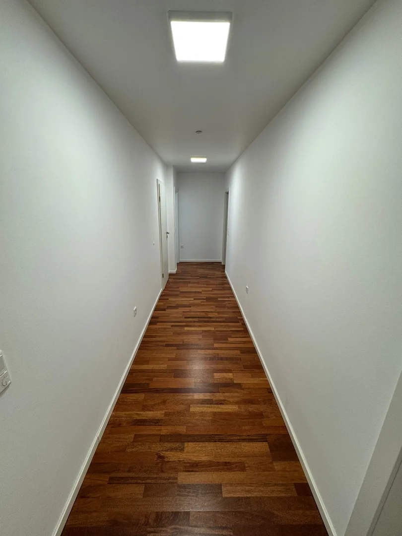 Habitación estudiantil luminosa y aireada con fácil acceso a la universidad en 