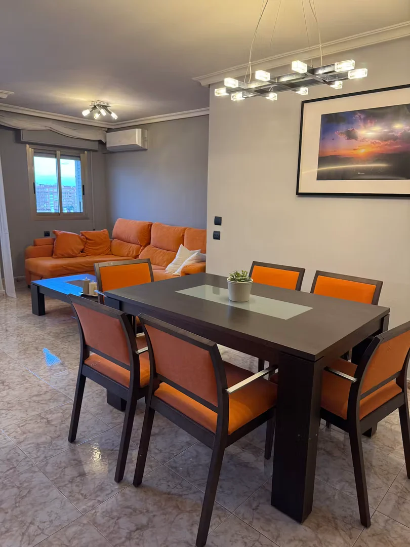 Habitación estudiantil funcional perfecta para estudiar en 