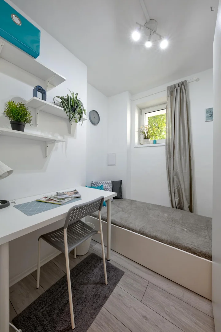 Habitación estudiantil funcional perfecta para estudiar en 