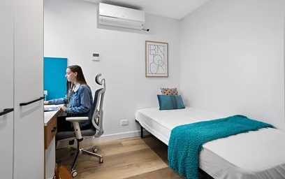 Zimmer mit Doppelbett zu vermieten {area}