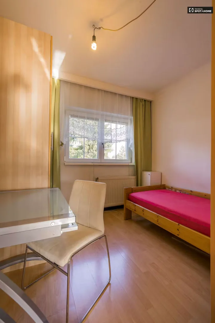 Functional student room perfect for studying in 