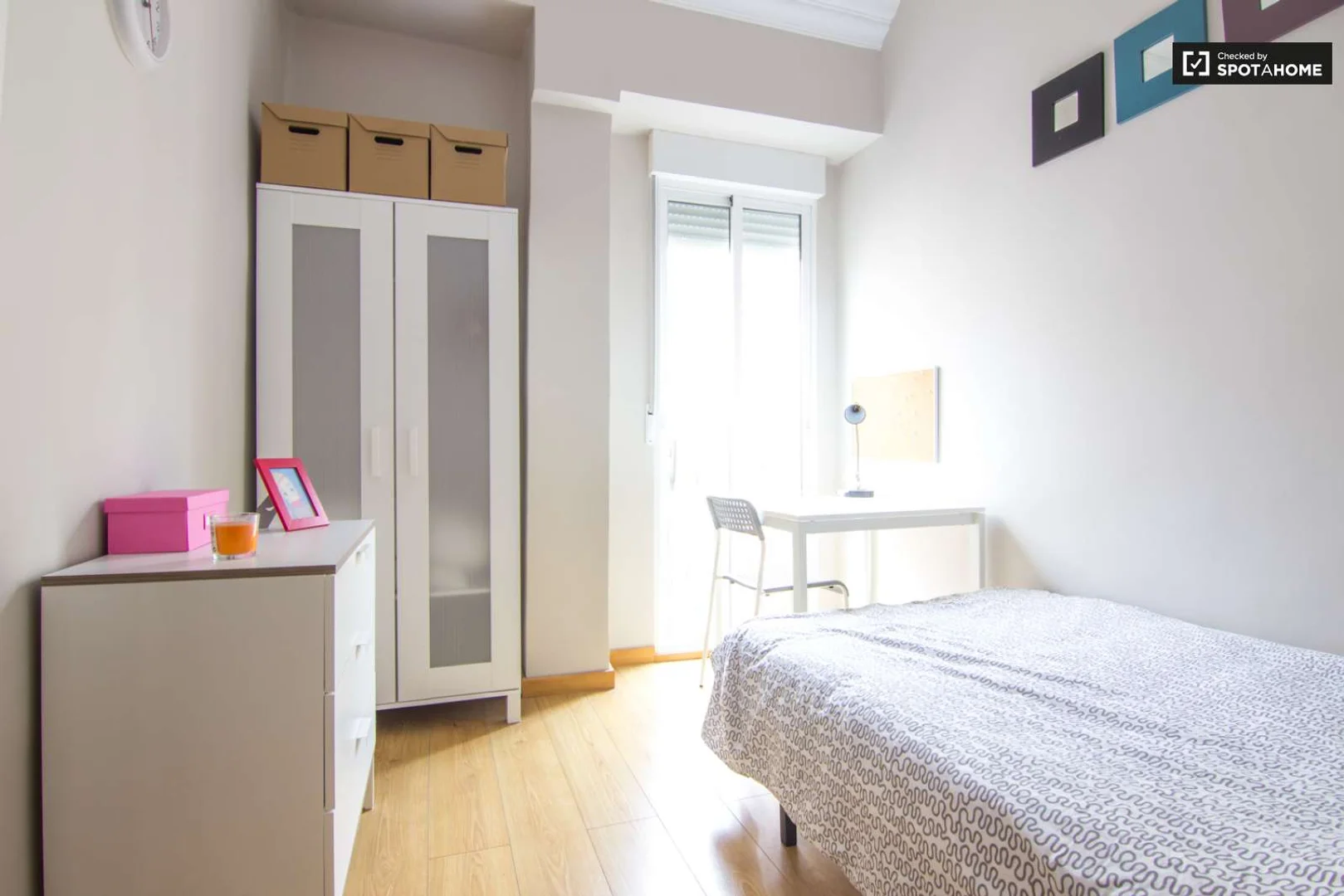Chambre abordable pour les étudiants avec un bon éclairage dans 