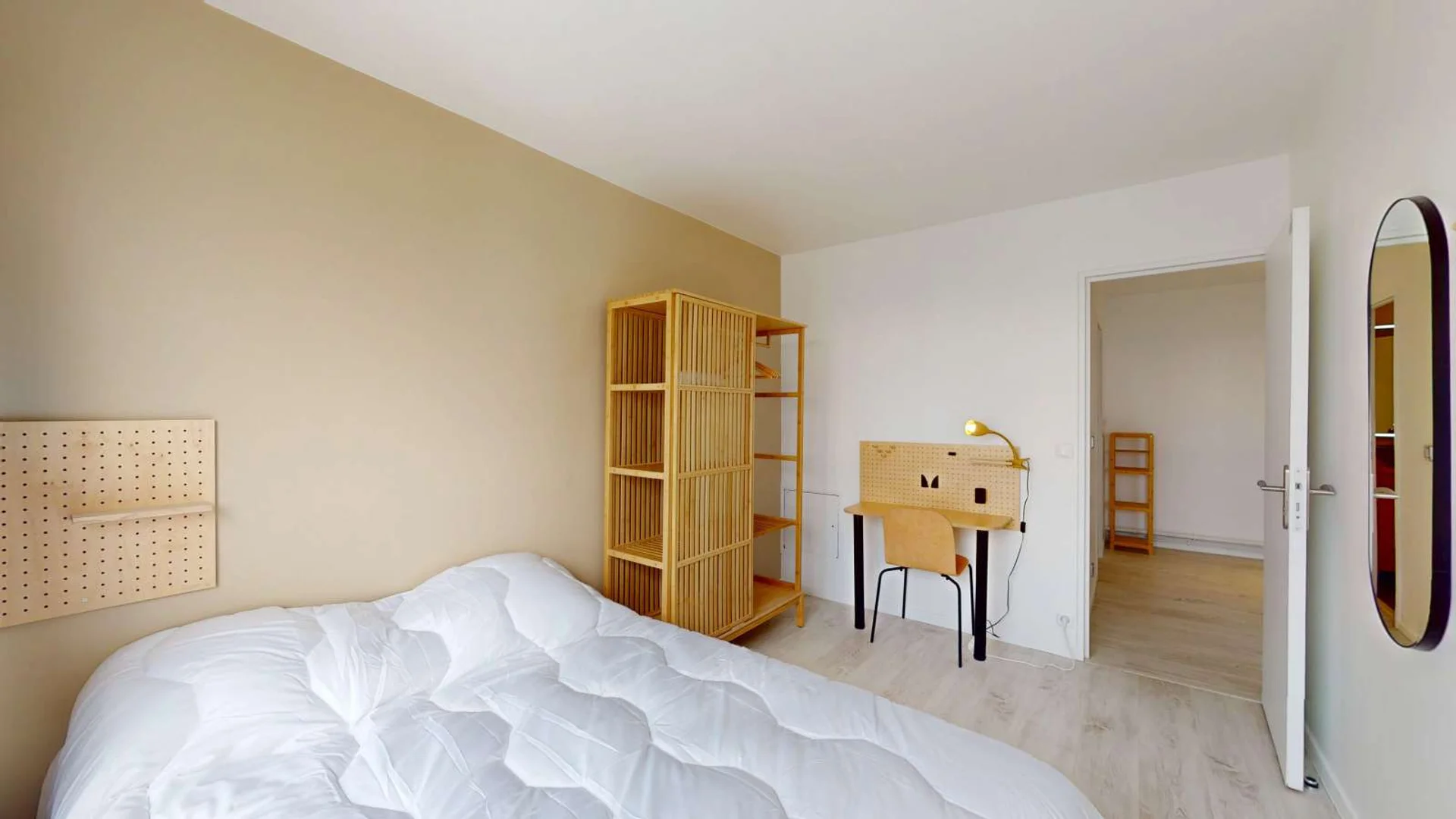 Chambre d'étudiant à  avec espace d'étude et installations communes