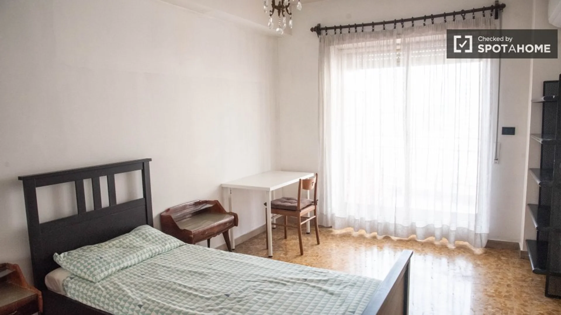 Chambre d'étudiant à avec espace d'étude et installations communes