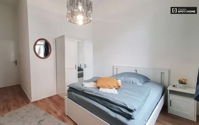 Cheap private room in {area}