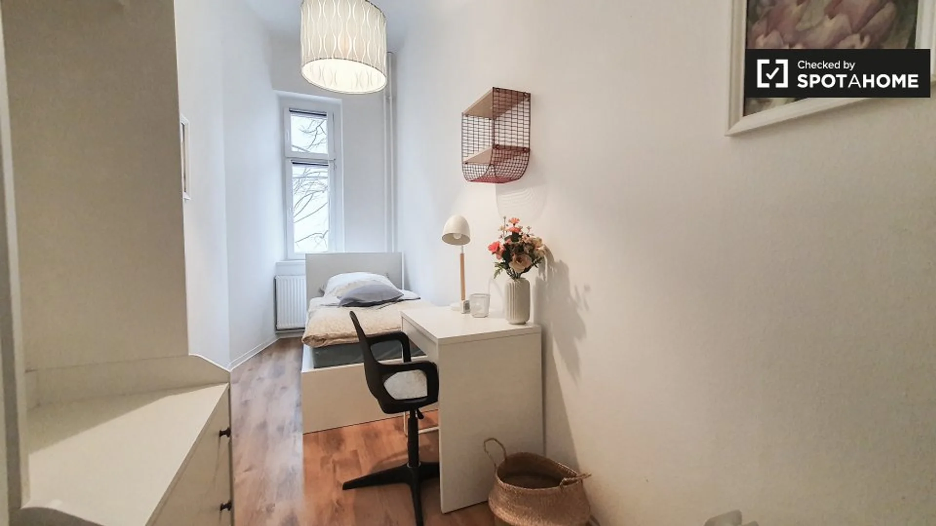 Functional student room perfect for studying in 