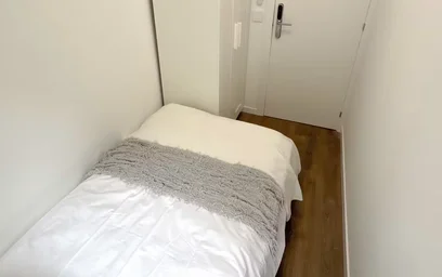 Private room at Calle de Núñez Morgado, Chamartín, image 2 of 10