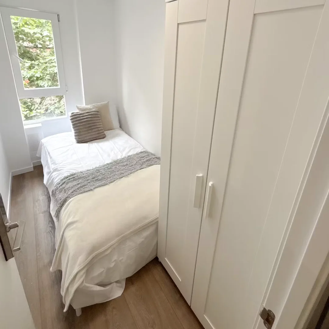 Economical student room with convenient location in 