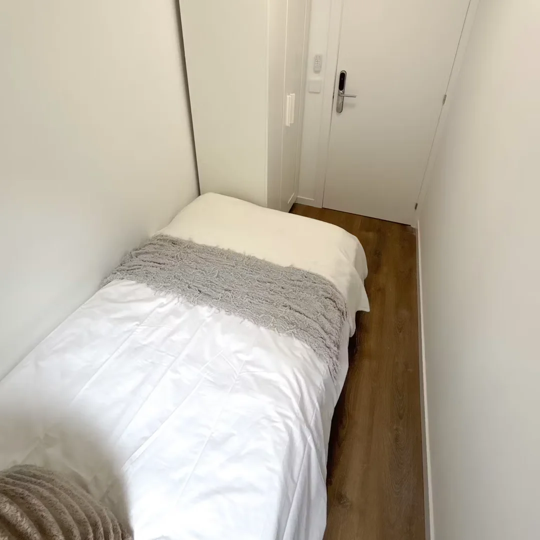 Affordable room for students with ample lighting in 