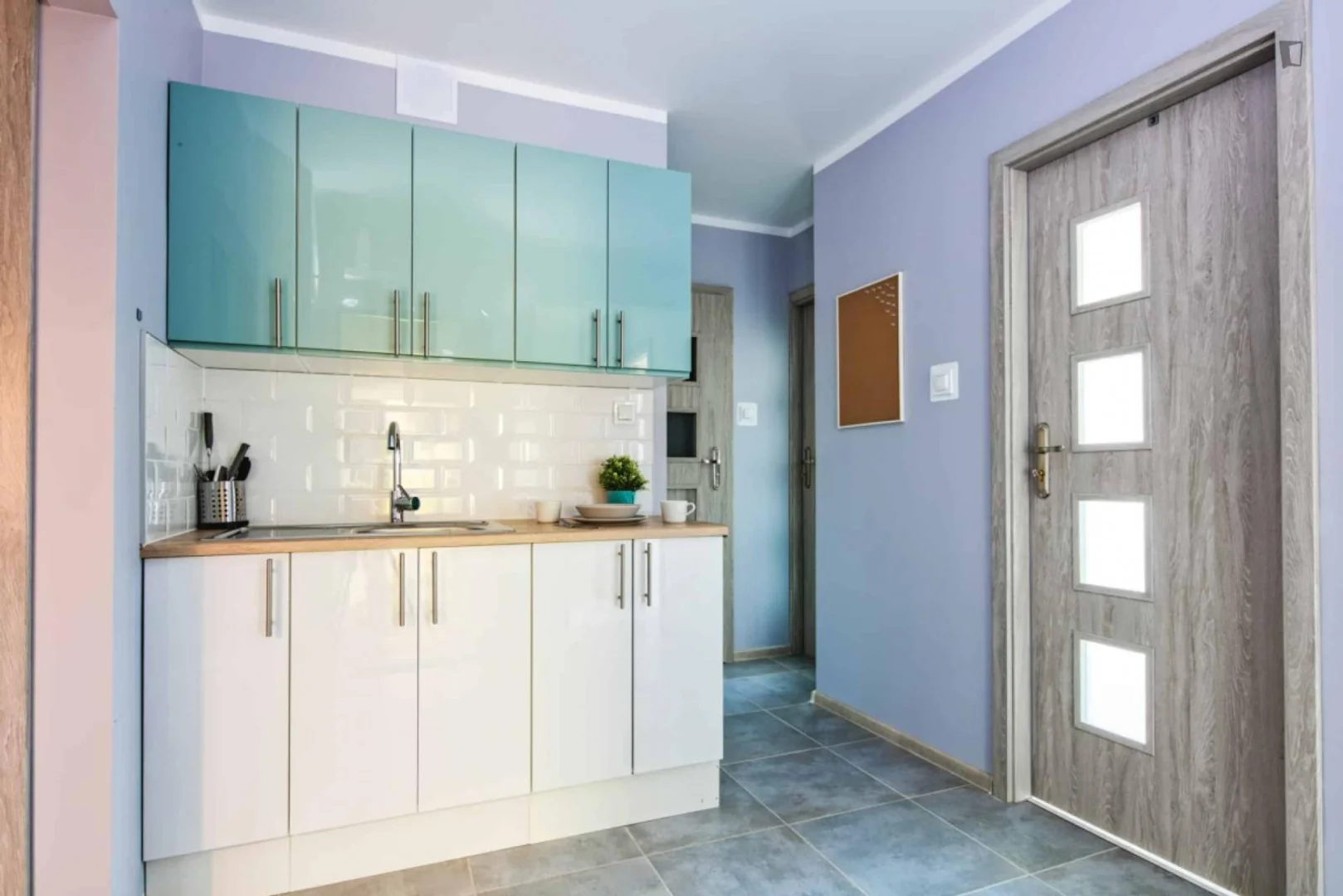 Habitación estudiantil funcional perfecta para estudiar en