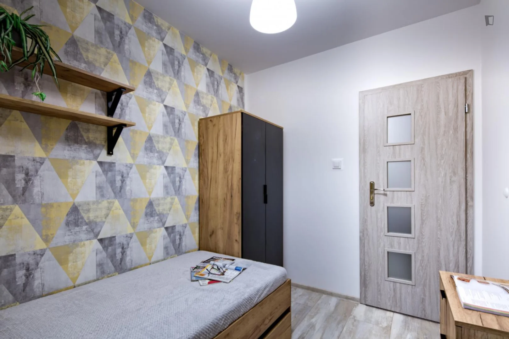 Habitación asequible para estudiantes con buena iluminación en