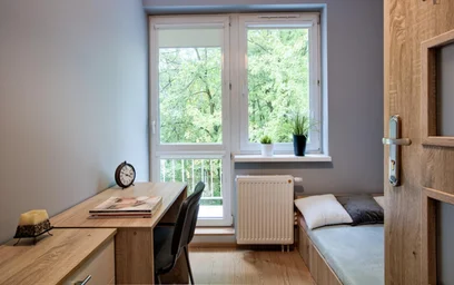 Bright private room in {area}