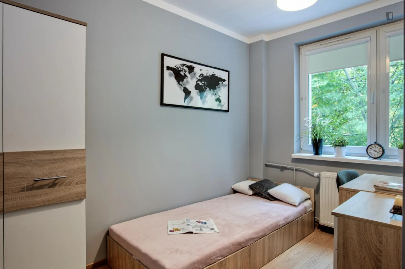 Bright and airy student room with easy university access in 